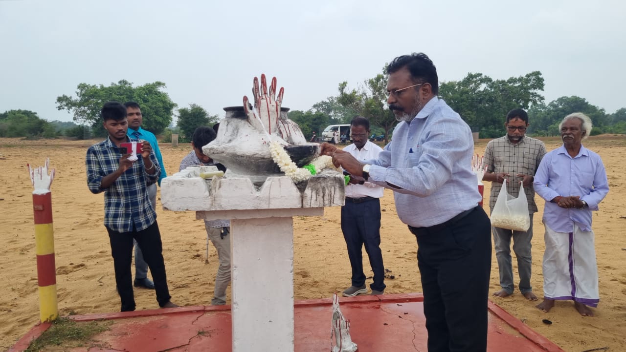 முள்ளிவாய்க்கால் நினைவு முற்றத்தில் அஞ்சலி செலுத்திய – இந்திய எம்.பி. தொல். திருமாவளவன்